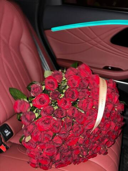 Охапка алых роз