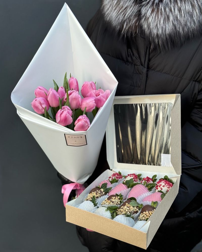 Клубника в шоколаде и тюльпаны