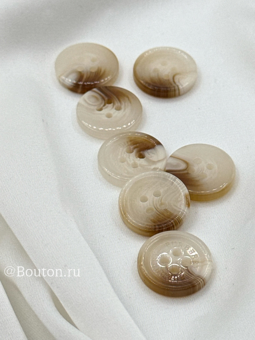 Пуговицы Барб. на прокол молочные(бежевые) со светло-коричневыми прожилками