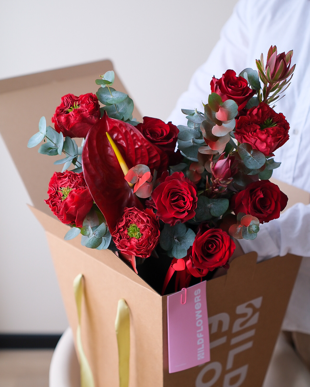 Букет с антуриумом и пионовидными розами Ред Монстр в шляпной коробке