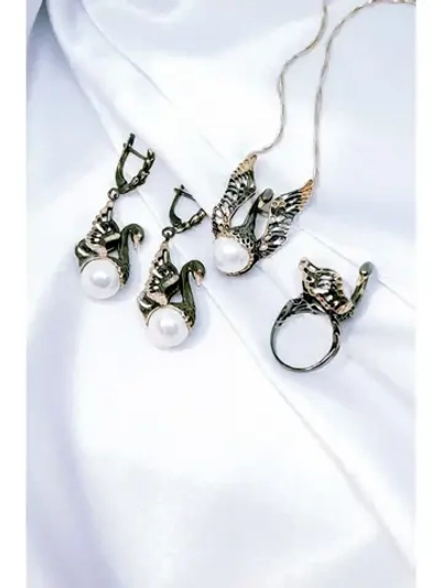 Комплект ювелирных изделий серьги, кольцо, подвеска