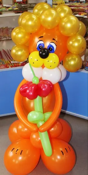 Лев с цветком