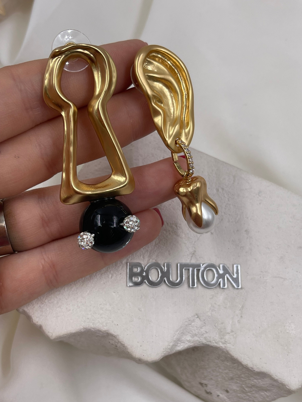 Серьги Скиап. золотистые в виде замочной скважины и уха