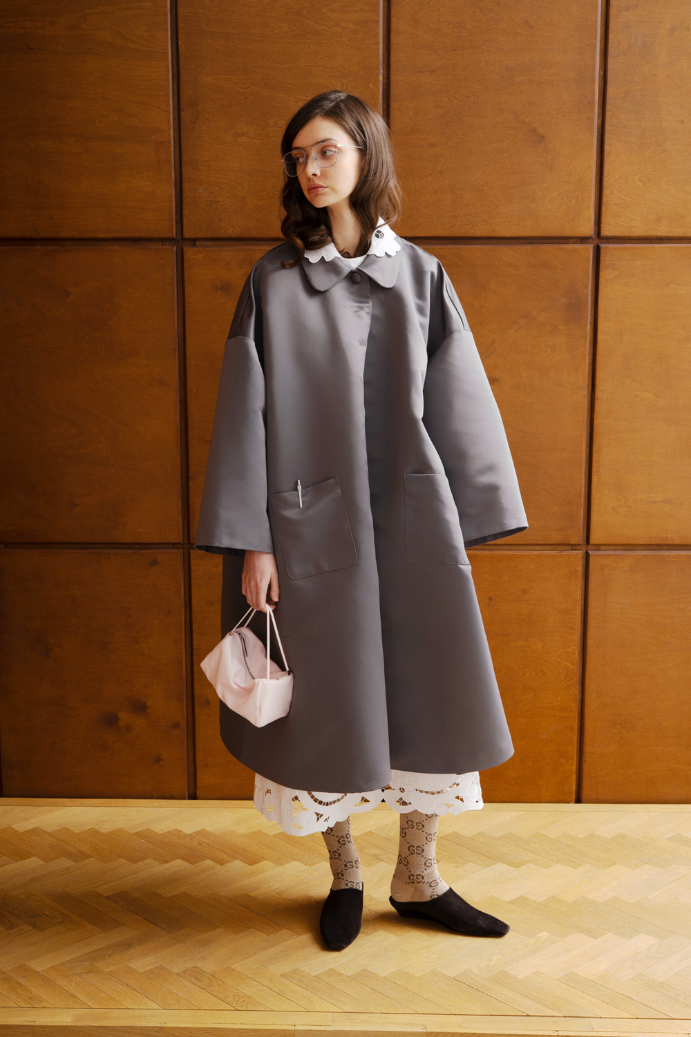 Атласный плащ с вышивкой лебедя