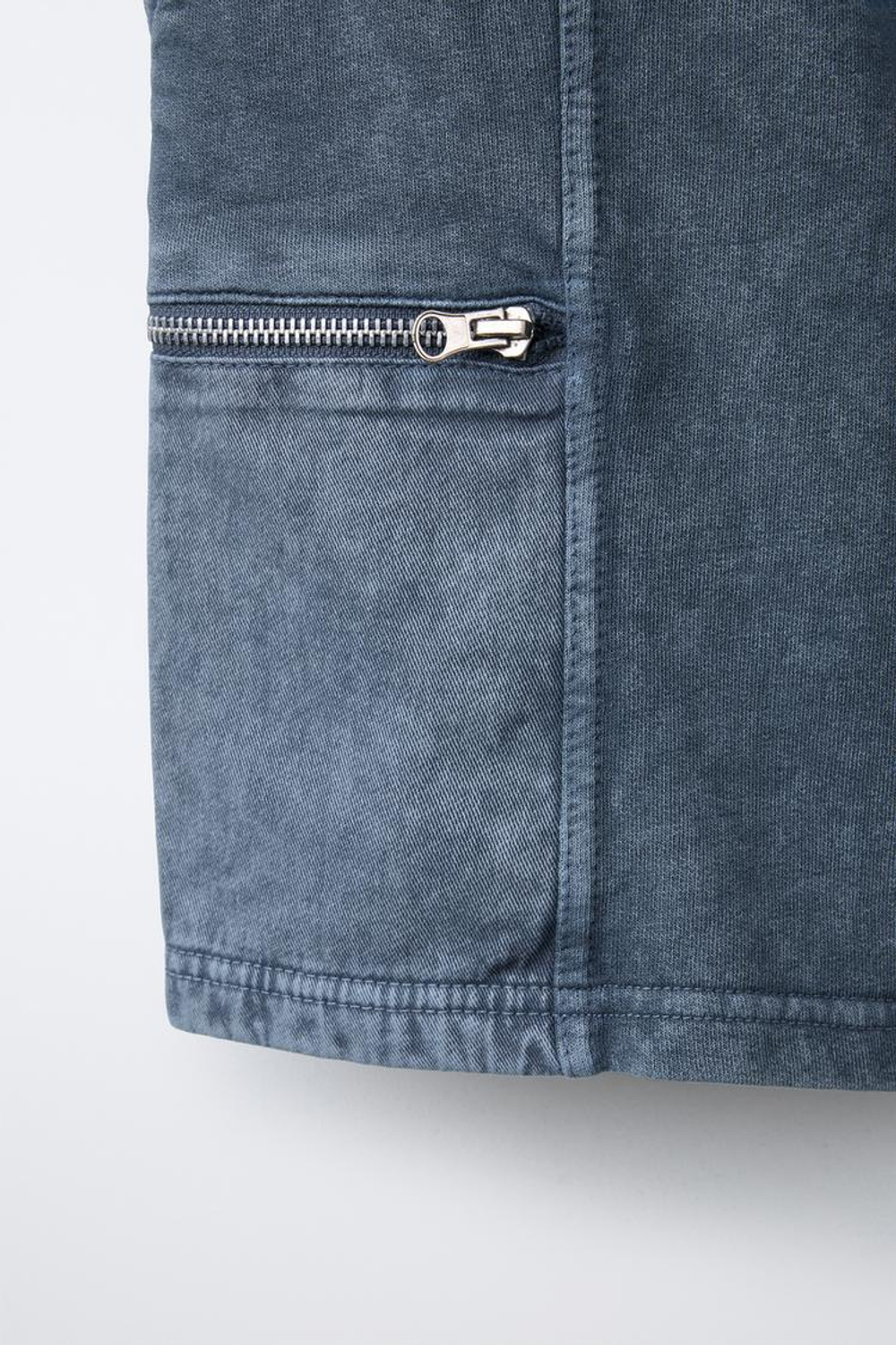 ZARA ШОРТЫ-БЕРМУДЫ С ЭФФЕКТОМ ПОТЕРТОСТИ И КАРМАНАМИ НА МОЛНИИ, ЛИНЯЛЫЙ СИНИЙ