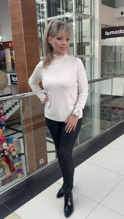 Белый тонкий джемпер с белым кружевом