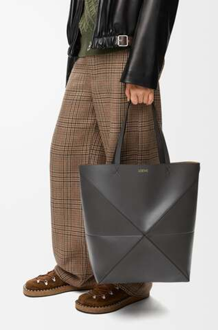 Loewe Сумка-тоут XL Puzzle Fold из блестящей телячьей кожи, темно-серый