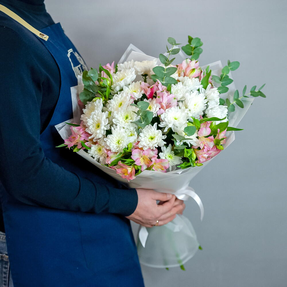 Светлый букет с хризантемой и альстромерией