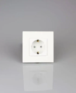 Розетки белые с заземлением и защитными шторками от детей, евророзетки