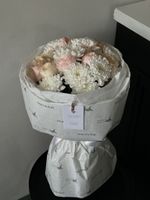 Авторский букет из хризантемы, кустовых пионовидных и классических роз