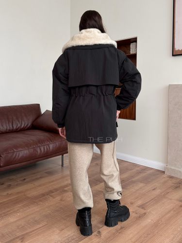 Черная женская куртка трансформер