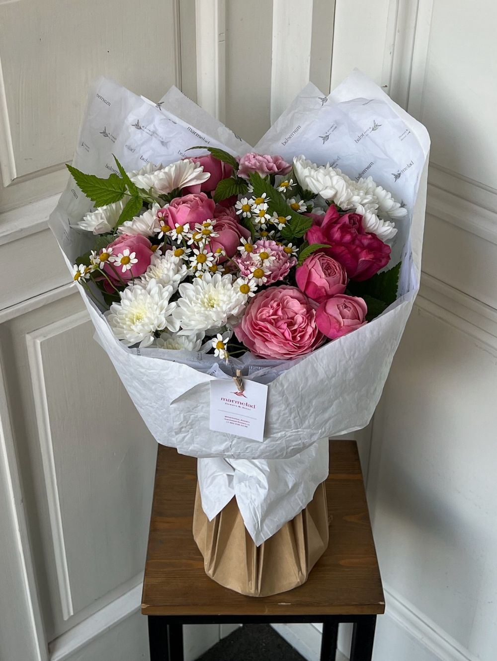 Букет сборный с кустовыми пионовидными розами,хризантемой и ромашкой