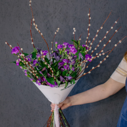 160. Яркий весенний букет с гвоздикой, клематисом и веточками вербы