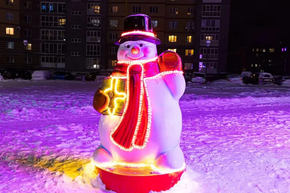 Уличная фигура "Снеговик с подарком"