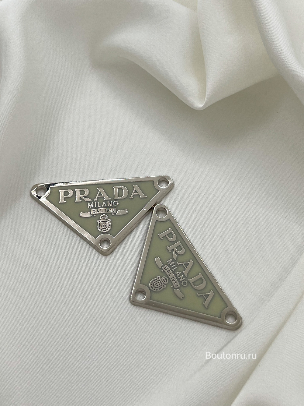 Логотип металлический Прад. серебро с молочным (фисташка)