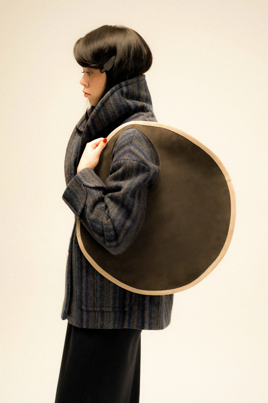 Круглая сумка из замши
