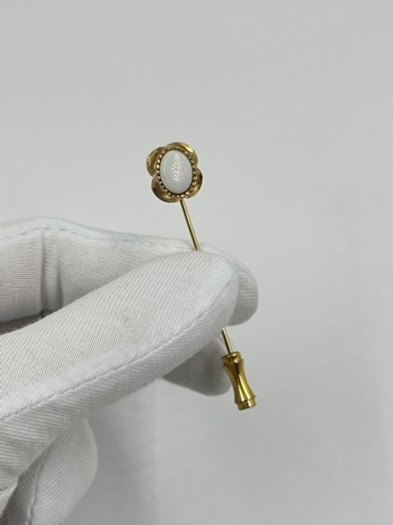 Брошь булавка с белой вставкой