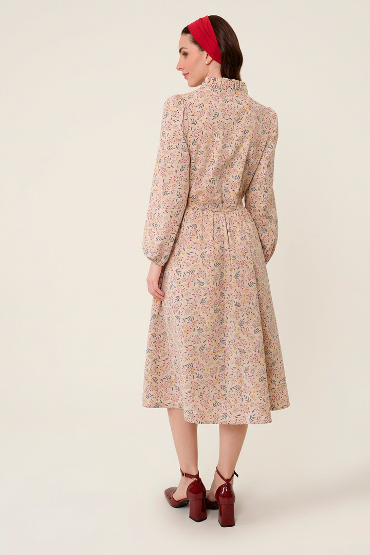 Платье с воротником стойкой