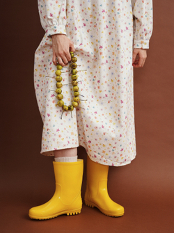 Платье с жабо и длинным рукавом из молочной джинсы в мелкий цветочек