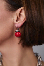 Серьги с красным плоским жемчугом на замке левербек, оттенки серебро и графит