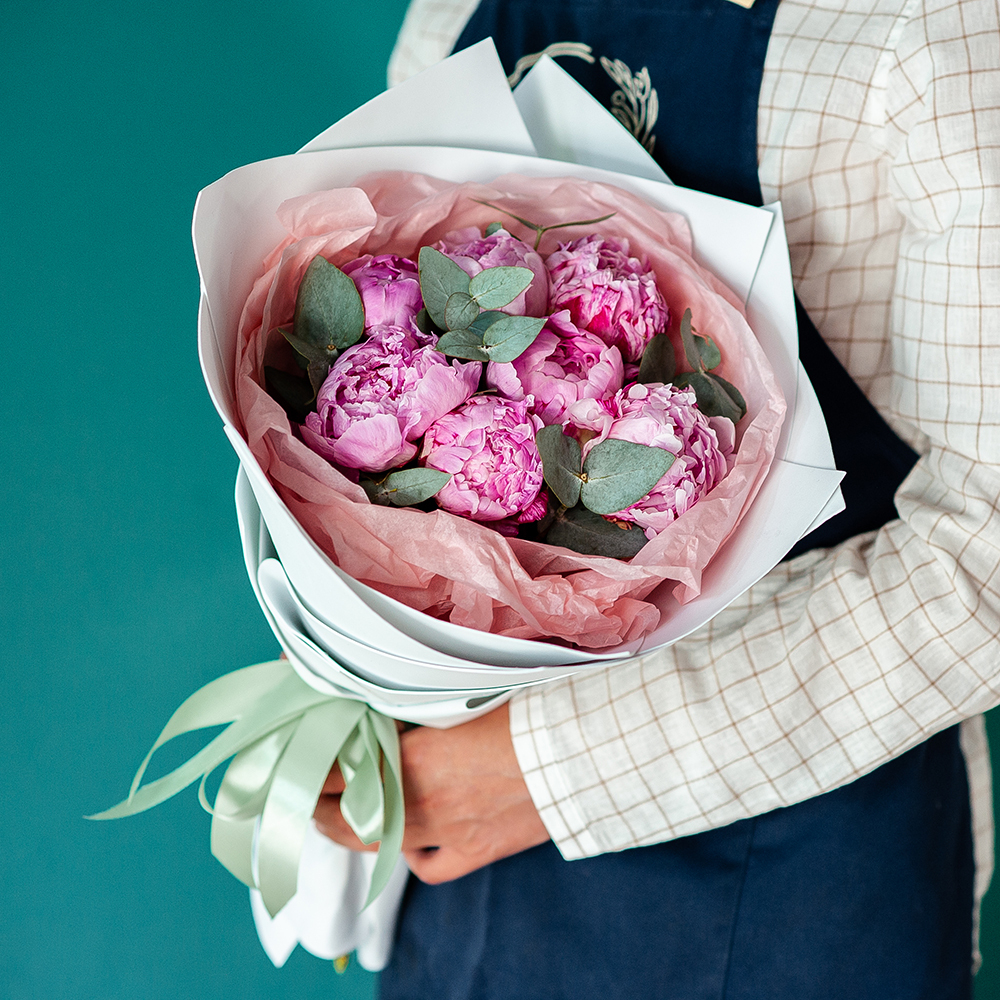 7 пионов Сара Бернар с эвкалиптом