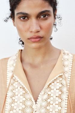 ZARA МИНИ-ПЛАТЬЕ С ВЫШИВКОЙ, ПЕРСИКОВЫЙ