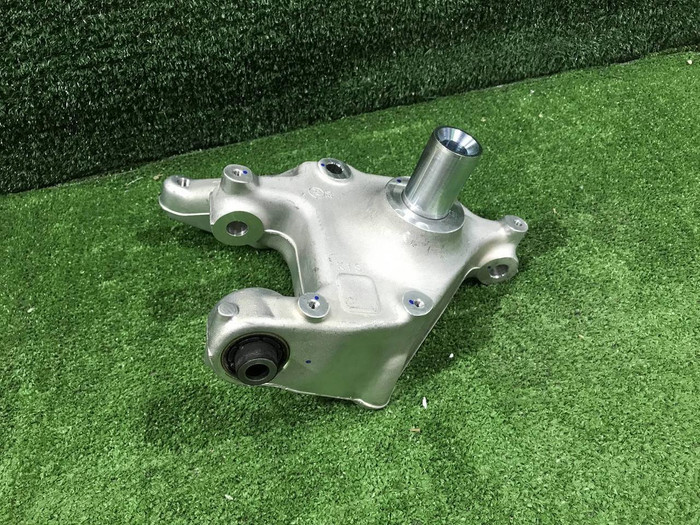 Кулак задний левый VW Passat CC (2008-2017)