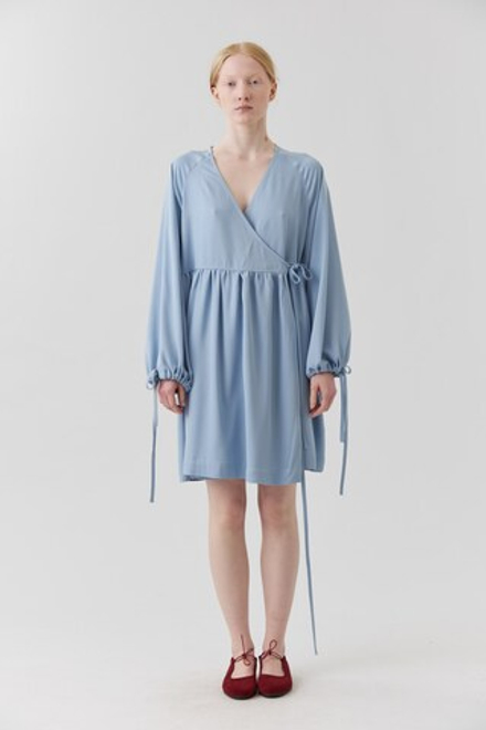 Платье на запах с широкими рукавами длины мини из голубой вискозы