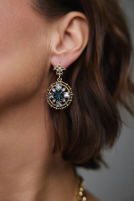 Серьги пусеты с королевской лилией и круглым подвесом с синими и светлыми кристаллами