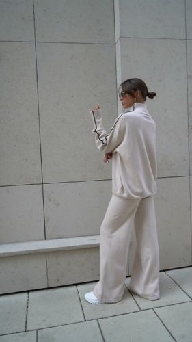 Бежевый трикотажный костюм с контрастными полосами на рукавах