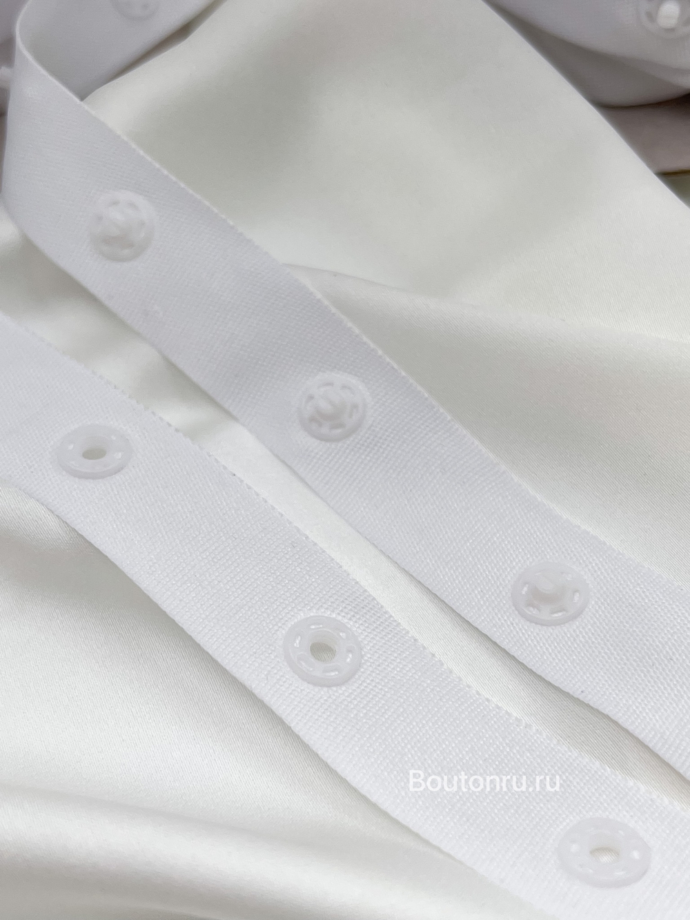 Тесьма с кнопками белая узкая 18 мм