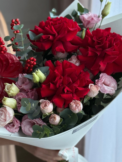 Яркий букет из красных французских роз, пионовидных кустовых роз, эустомы и зелени от Флора Маркет