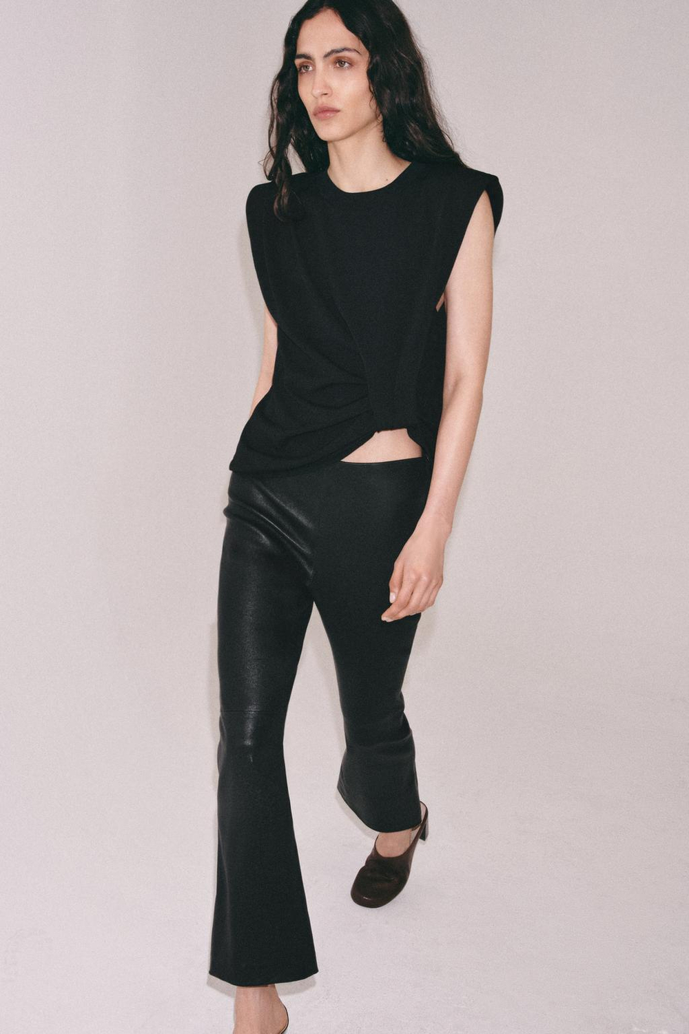 ZARA ТРИКОТАЖНЫЙ ТОП С ПОДПЛЕЧНИКАМИ, ЧЕРНЫЙ