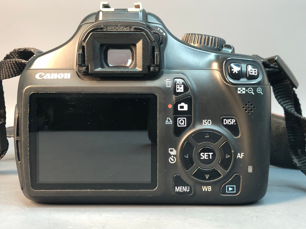 Canon 1100D + Kit 18-55mm, 26013 кадров пробега.