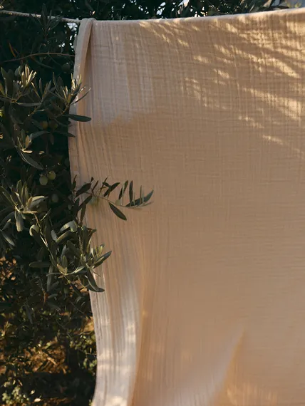 Покрывало двухстороннее из многослойного муслина цвета охры из коллекции essential, 180х250 см