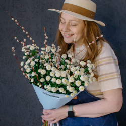 167. Стойкий праздничный букет с хризантемой сантини и вербой