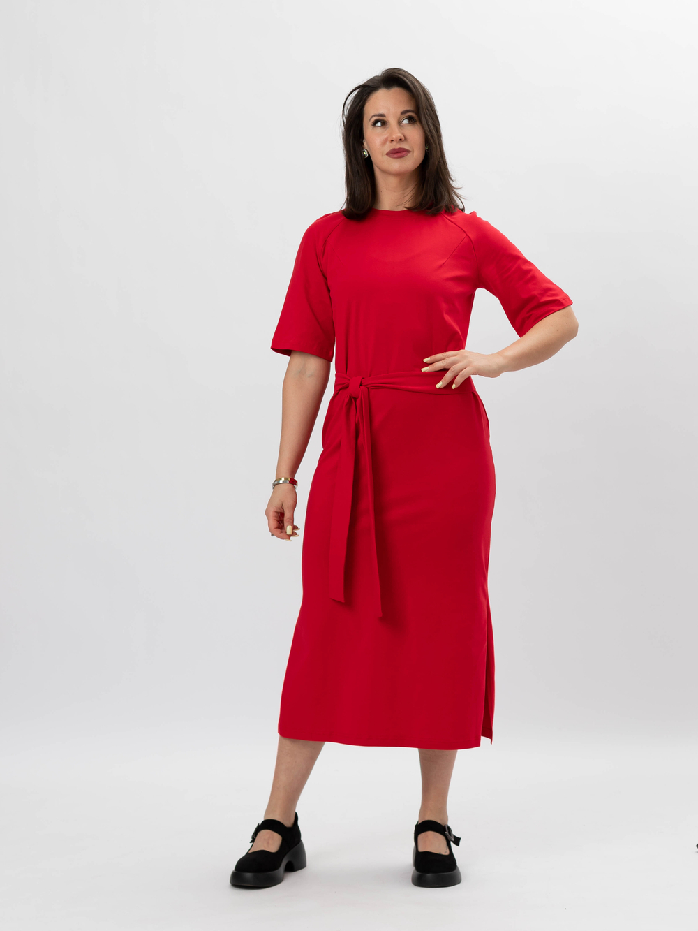 Платье спортивное с разрезами и поясом