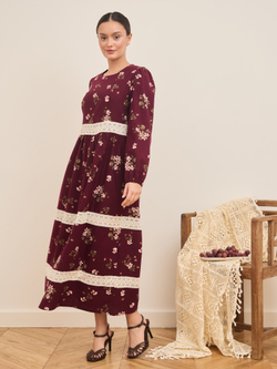 Платье с кружевными вставками