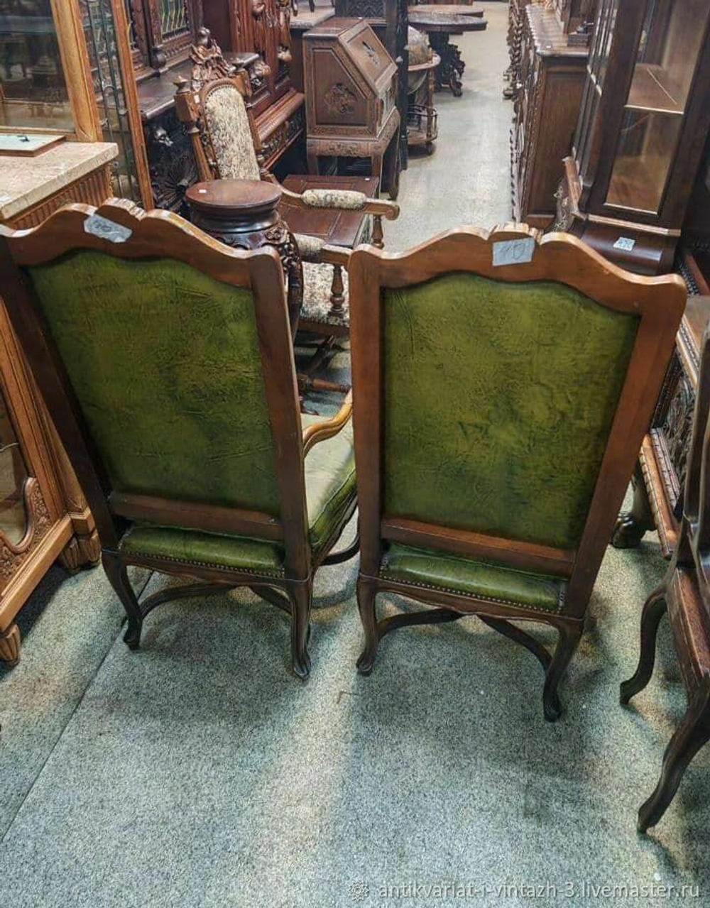 Старинные кресла с кожей 2 шт