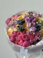 Сборный букет из кустовых пионовидных роз, оксипеталума и маттиолы в розовом оттенке