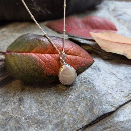 Подвеска КАПЛЯ с цепочкой, серебро/перламутр