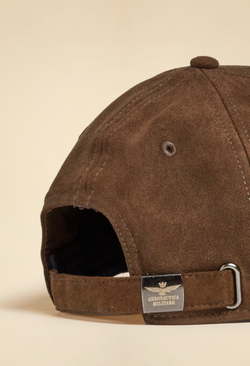 Бейсболка с эффектом замши
