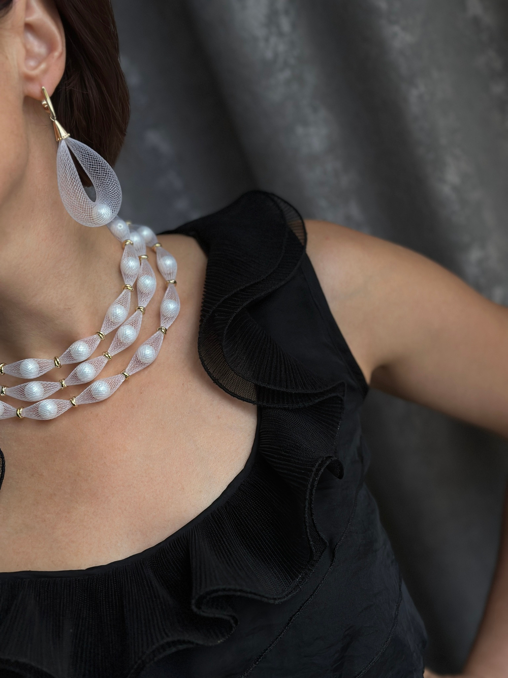 Колье длинная нить из белой ювелирной сетки с жемчугом Майорка, оттенок золото