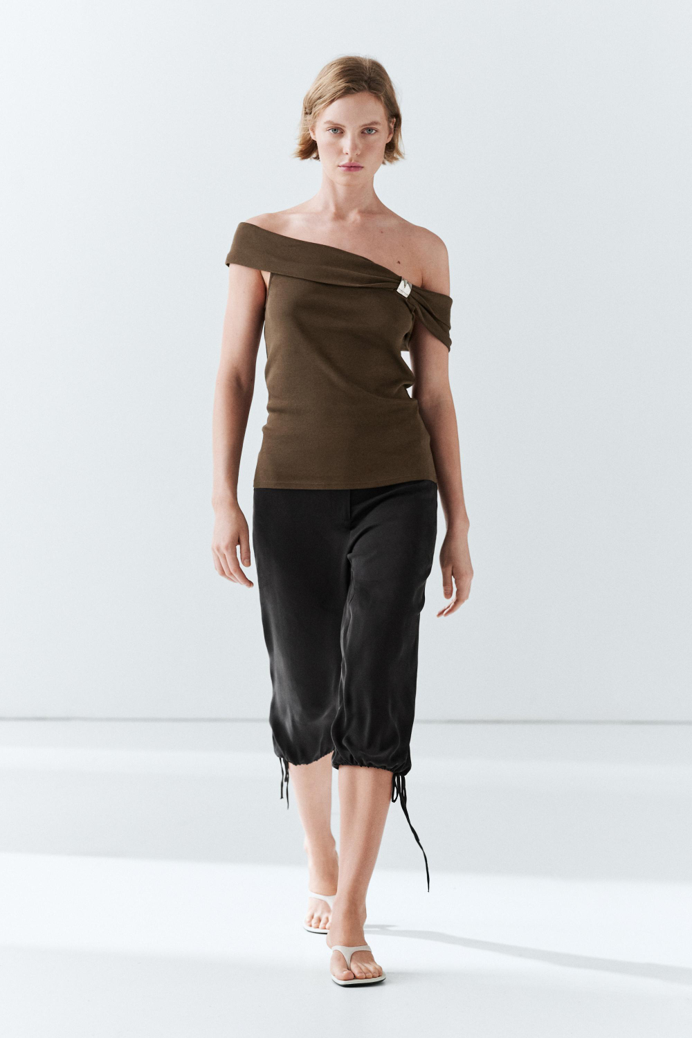 Massimo Dutti Топ с открытыми плечами и декоративным украшением, хаки