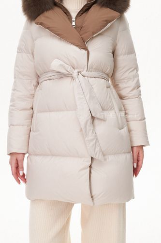 Бежевый удлиненный пуховик с контрастным воротом