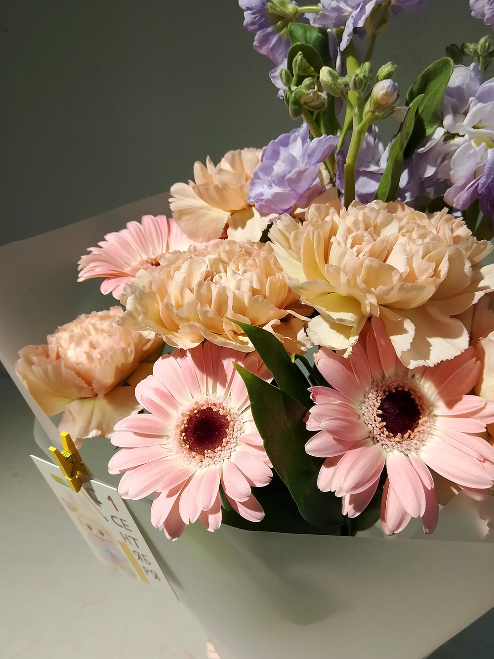 Летний солнечный букет с танацетумом и ароматными пионами Сара Бернард (С0034)