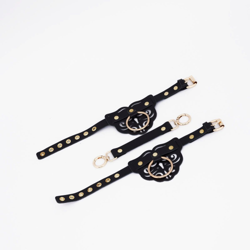 Черные оковы с золотистой фурнитурой