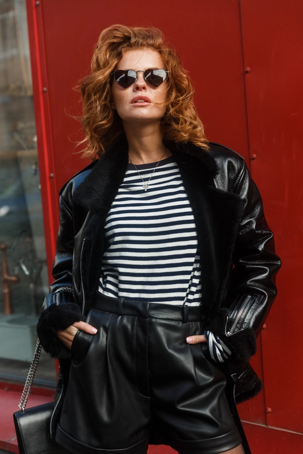 Дубленка лаковая черная