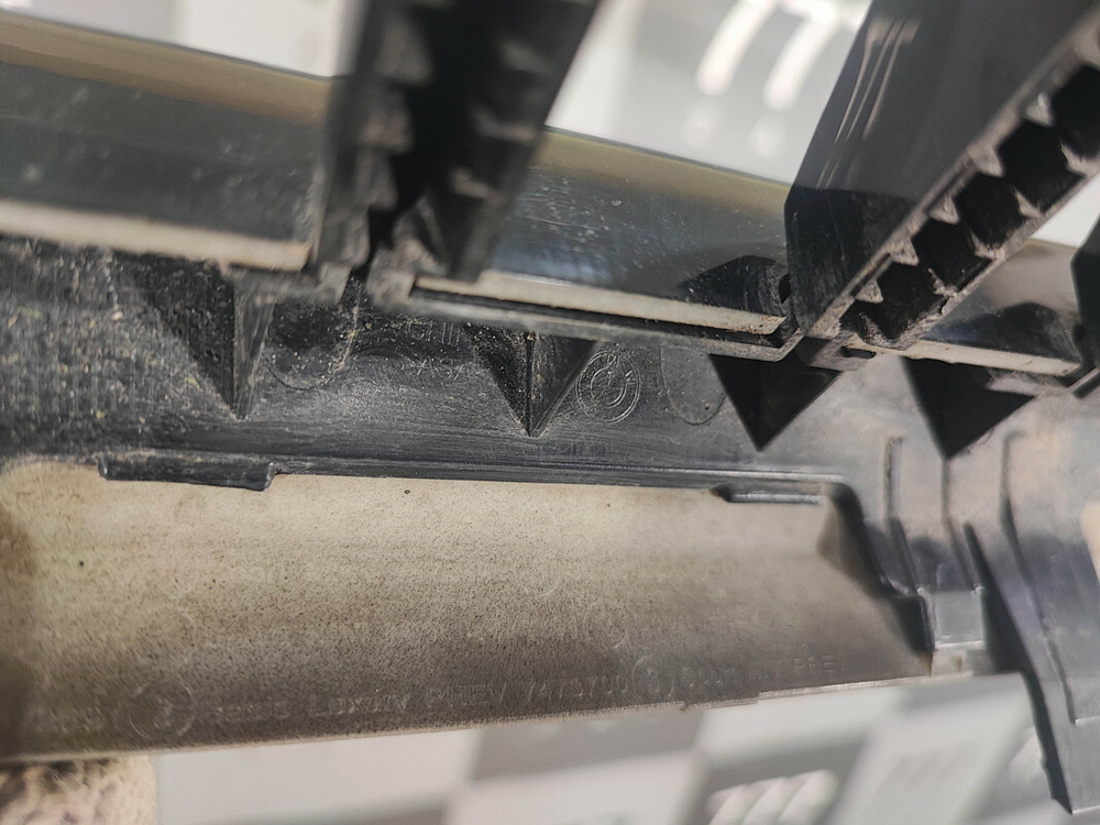 Решетка радиатора левая BMW 5-Series (G30) 17-20 Б/У Оригинал 51137383519