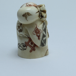 Нэцкэ Фукурокудзю с веером и мешком риса через плечо